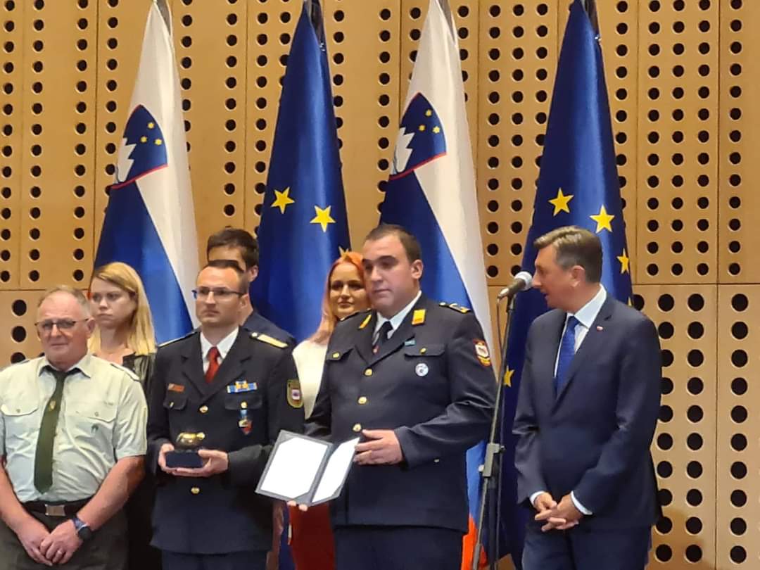 Immagine per In prima linea contro gli incendi sul Carso, gasilci premiati da Pahor